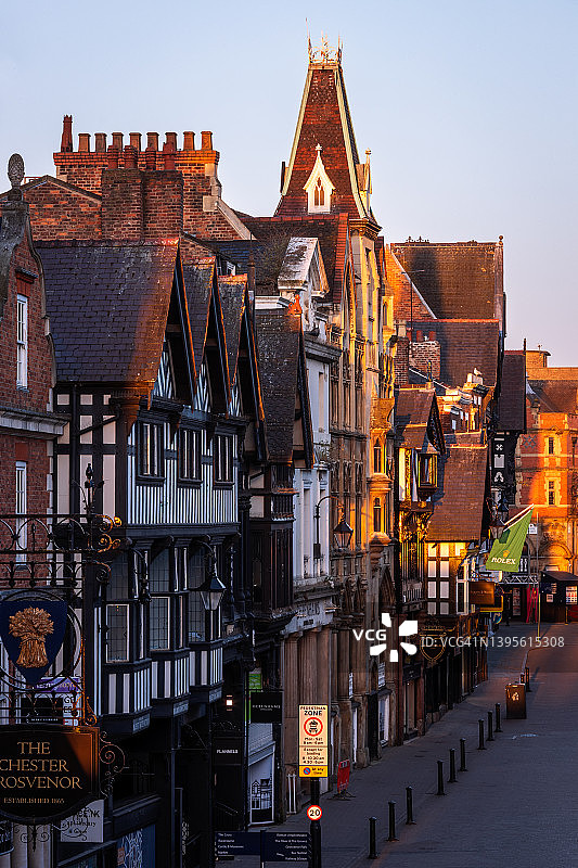 英格兰柴郡切斯特，伊斯特 gate 街的垂直日出景象图片素材