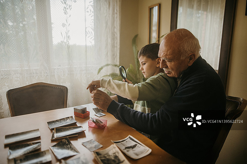 孙子和爷爷共度时光图片素材