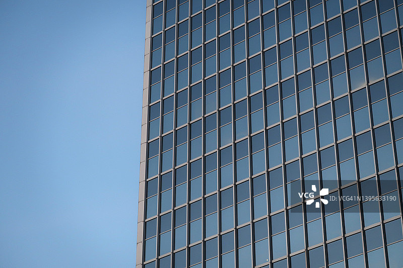 办公楼窗户网格与蓝天图片素材