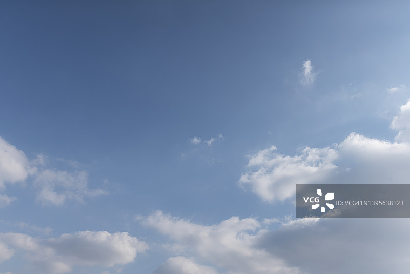 白色的云衬着蓝色的天空图片素材