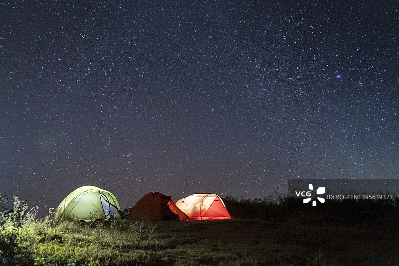 在山上的露营地露营，夜晚星空银河图片素材