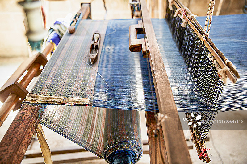 泰国乡村的传统丝绸纺织工艺，选择性聚焦图片素材