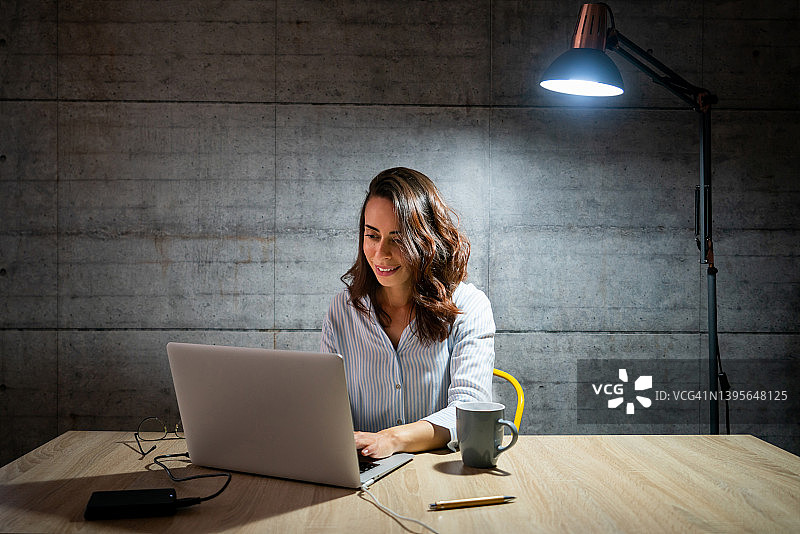 女人在家加班使用笔记本电脑图片素材