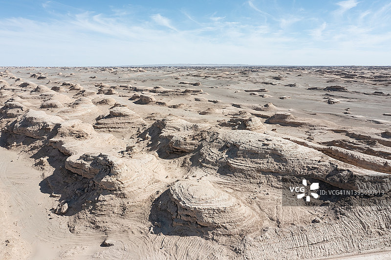 中国西北部的干旱风蚀地貌图片素材