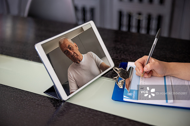 通过视频通话与医生交谈的年长男人图片素材