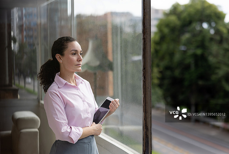 养老院经理查看窗外图片素材