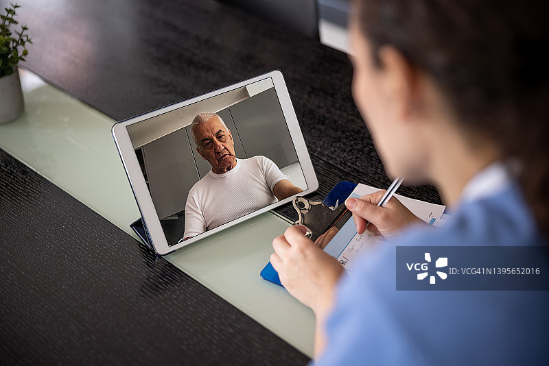 年老男子在虚拟约会中与医生交谈图片素材