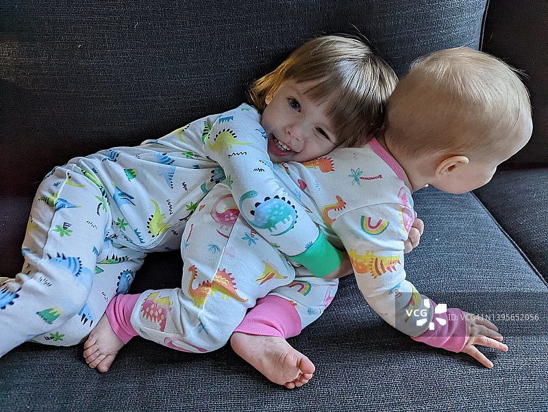 哥哥和妹妹图片素材