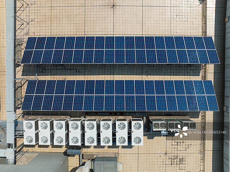 屋顶上的太阳能设备图片素材