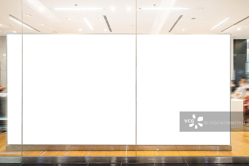 商店照片模糊背景中的空广告牌模型图片素材