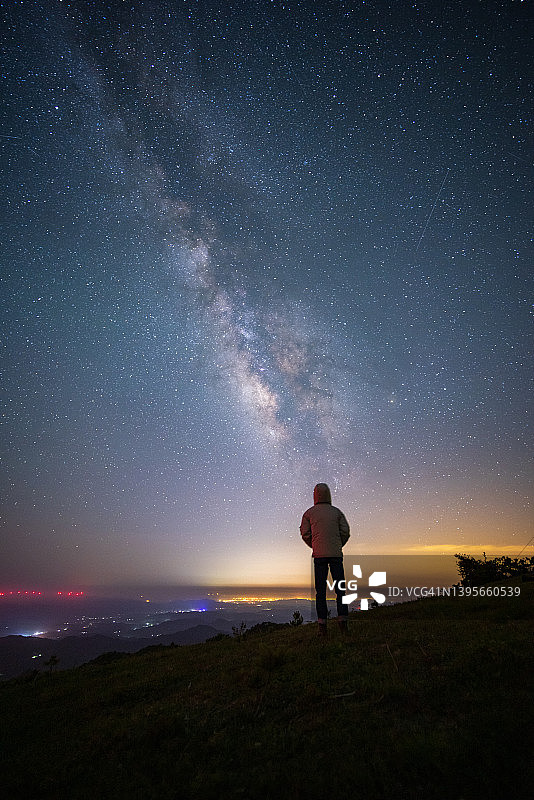 男子夜晚站在银河下图片素材