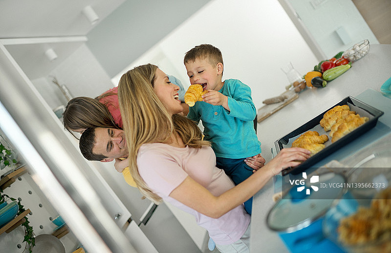 年轻家庭在家烘焙饼干图片素材