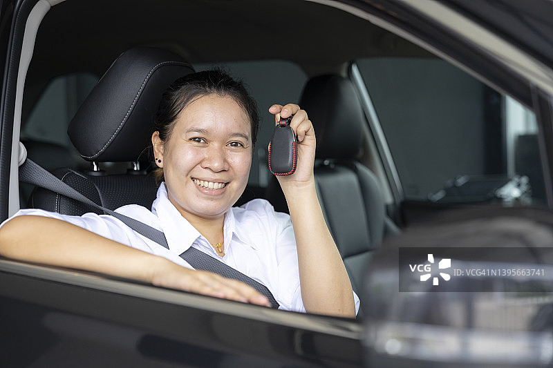 拥有新车的女人图片素材