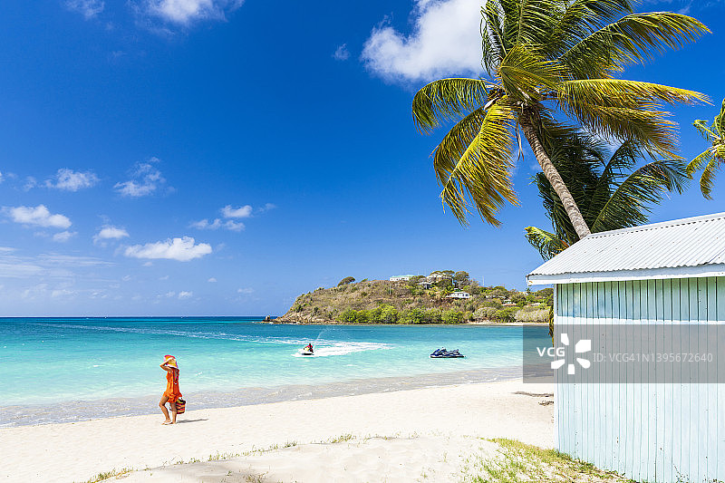 开心的女人站在安提瓜白沙滩上图片素材
