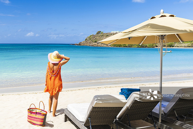 在加勒比豪华度假村的热带海滩上，女人放松身心图片素材