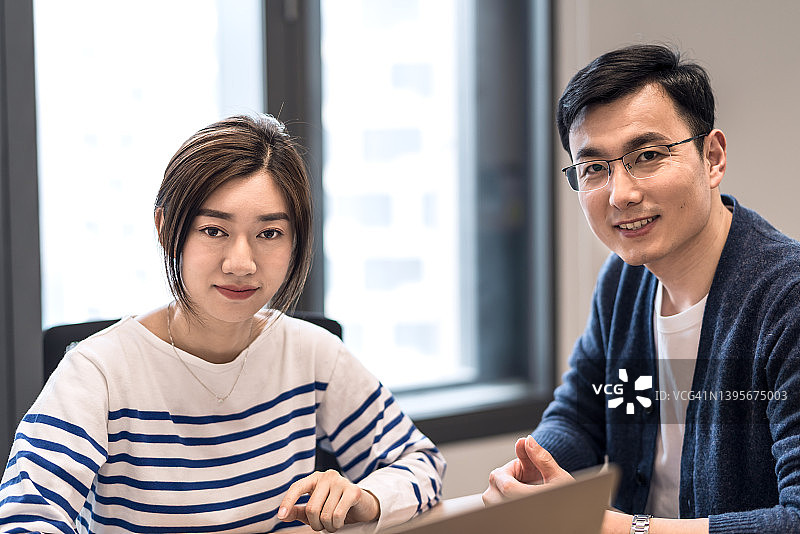 办公室里自信的亚洲商人图片素材