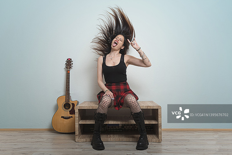 时尚成年女性唱歌尖叫图片素材