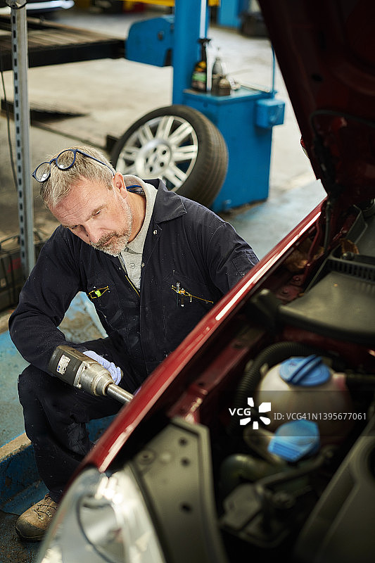 机械师正在拆卸车轮图片素材