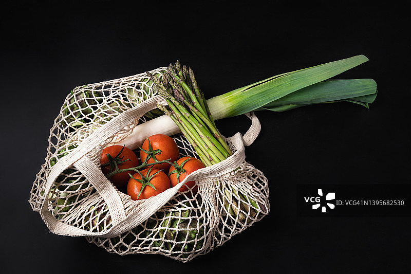 装在天然环保网状购物袋中的食品杂货图片素材
