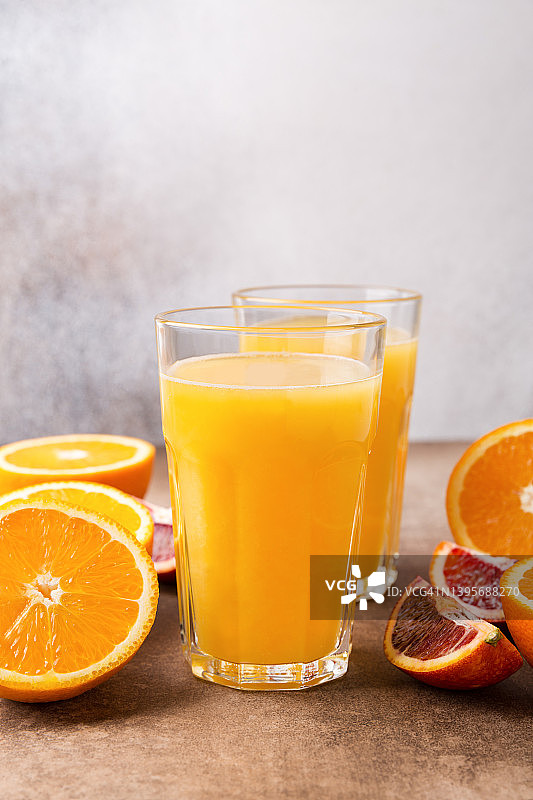 鲜橙汁和橙子，两杯鲜榨果汁图片素材