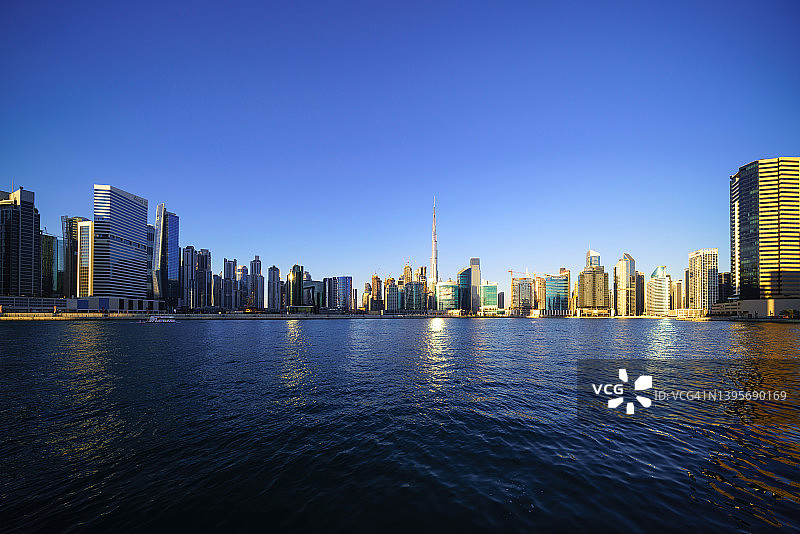 迪拜阿联酋日落时分的现代城市天际线和城市景观图片素材