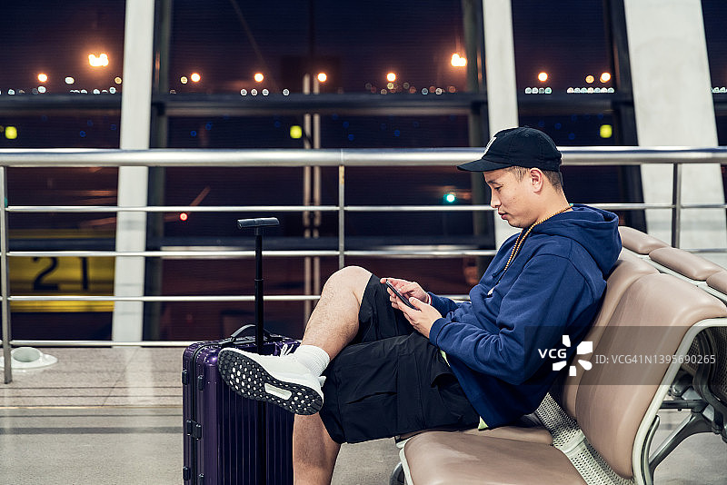 乘客坐在机场候机大厅等待出发图片素材