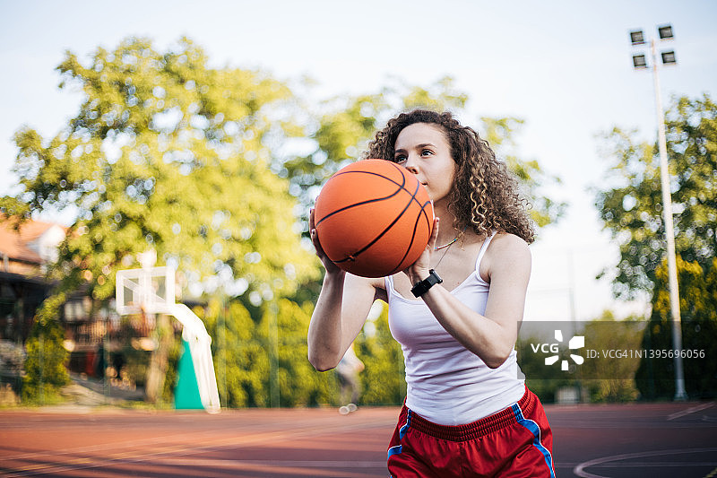 打篮球的卷发女孩图片素材