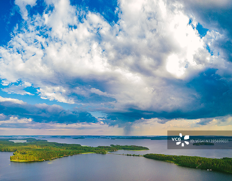 夏季芬兰塞马湖区上空的暴风云航拍图片素材