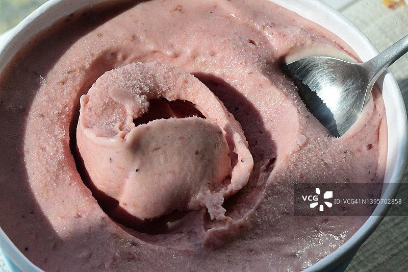 覆盆子海盐冰淇淋图片素材