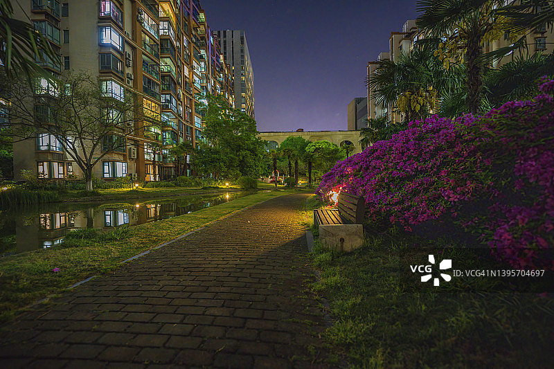 春季盛开红花的豪华住宅楼图片素材