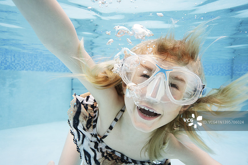 游泳池里的女孩图片素材