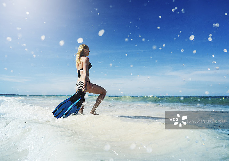 在海滩上的中年妇女图片素材