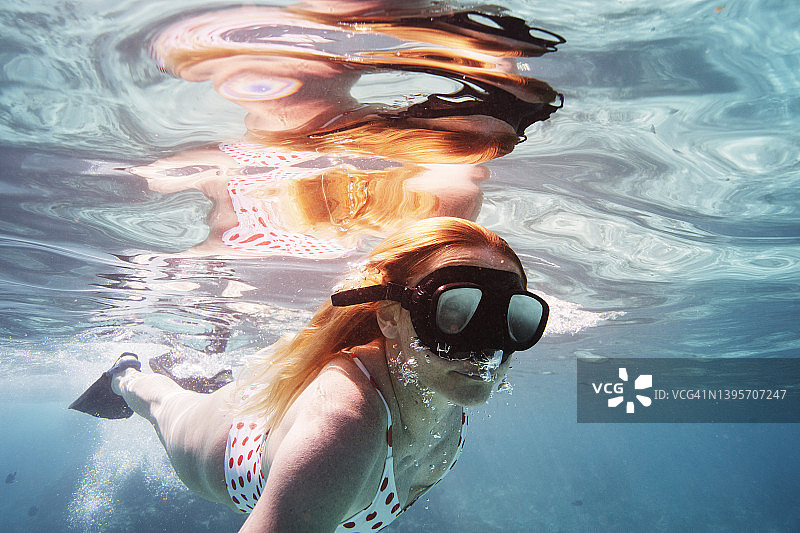 在海洋中浮潜的女人图片素材