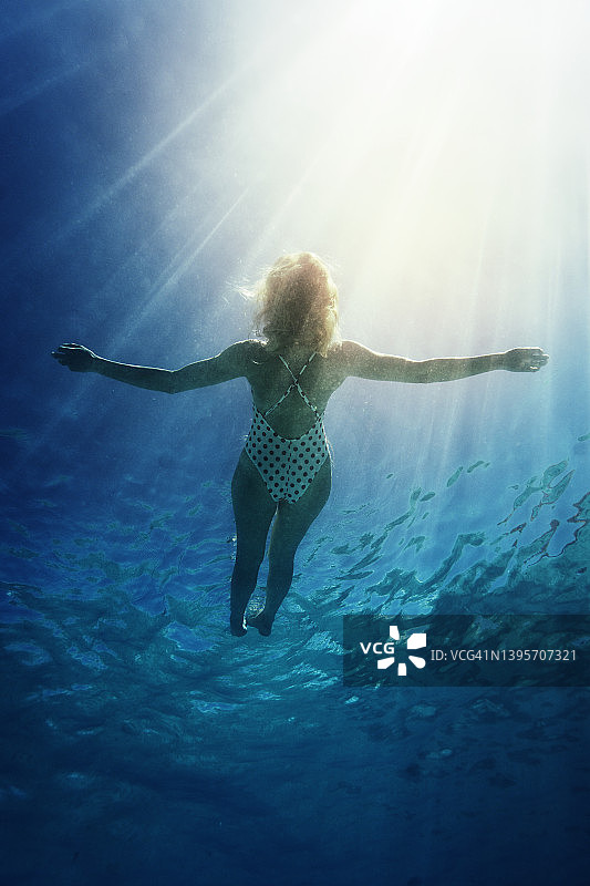 漂浮在海中的女人图片素材