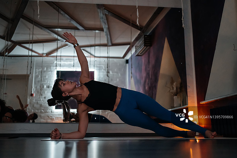 女孩在工作室练习瑜伽图片素材