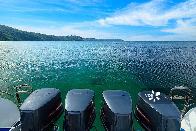 海面上快艇的发动机图片素材