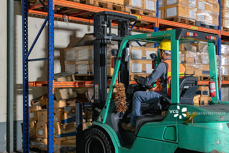 叉车操作员，仓库和配送概念图片素材