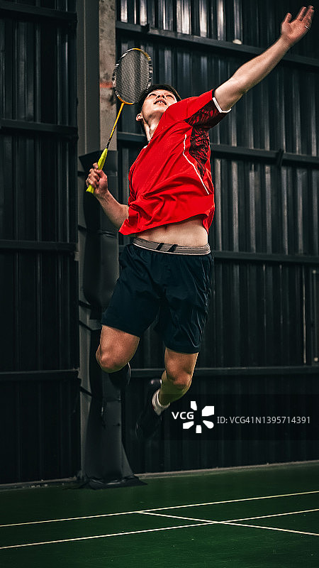 “羽毛球精神”在比赛中起跳扣杀图片素材