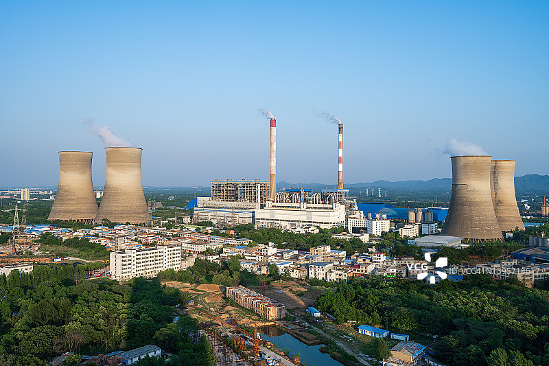 城镇日落时分的热电厂图片素材