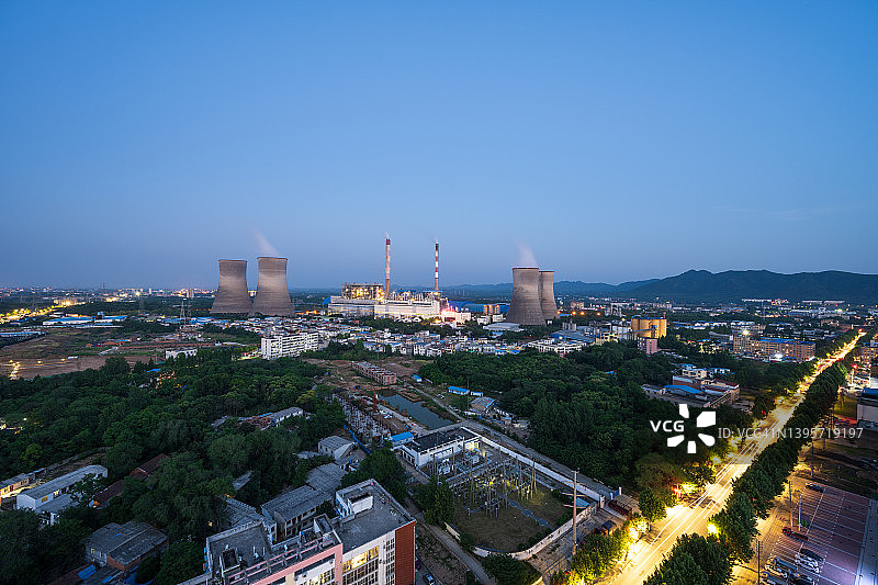 夜间城镇的热电厂图片素材