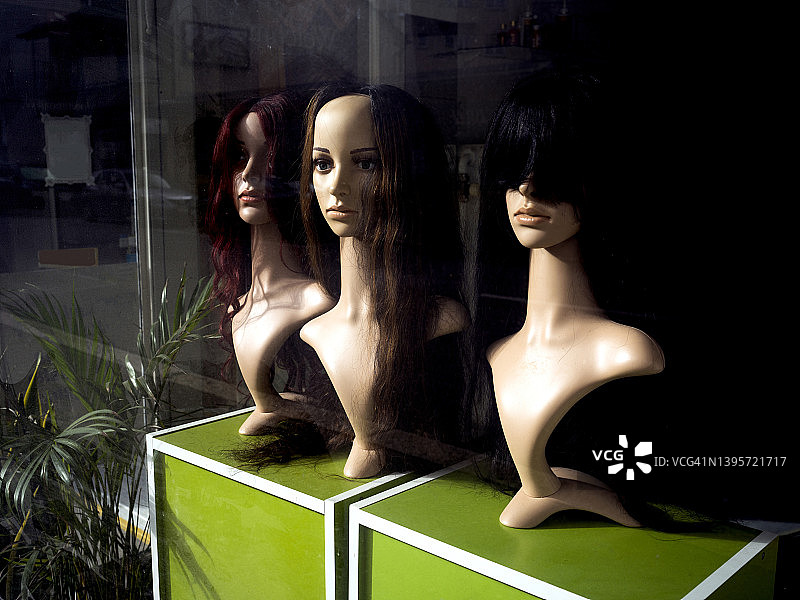 比尔假发店的模特头部特写图片素材