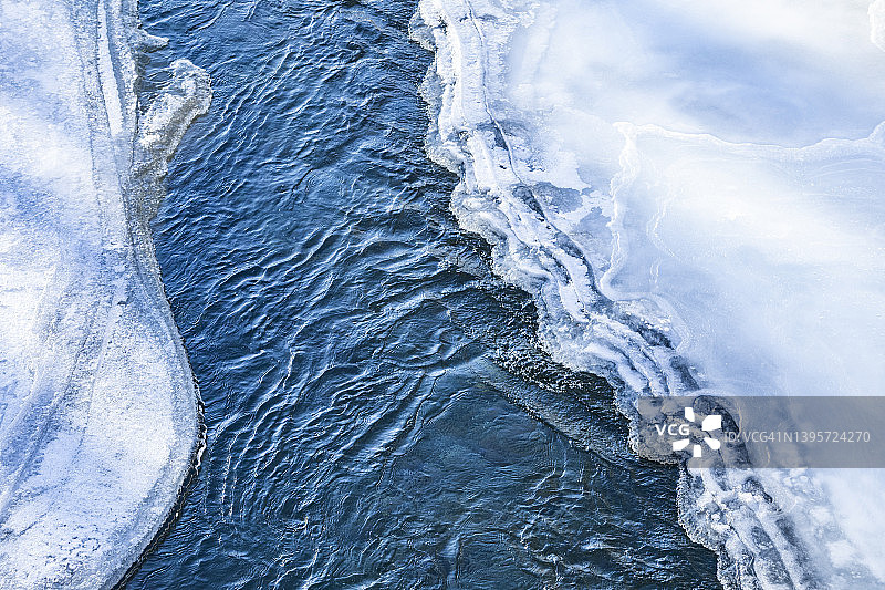 太阳谷附近大伍德河沿岸的冰雪图片素材