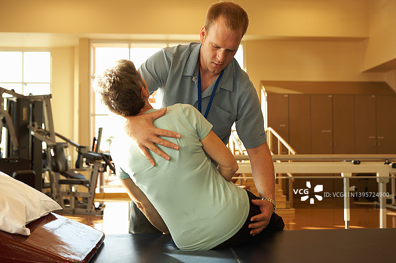 物理治疗师与中年妇女图片素材