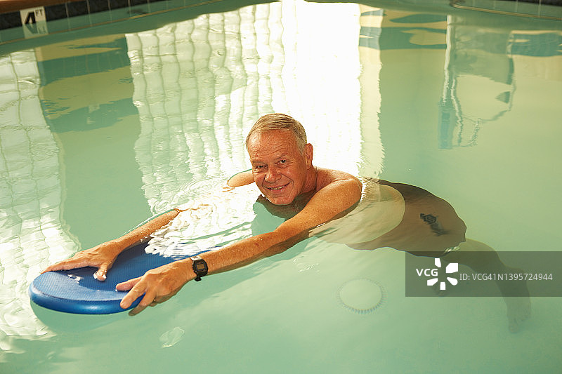 年老男子在游泳池水疗图片素材