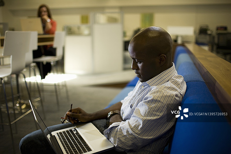 人们在共享办公室内工作图片素材