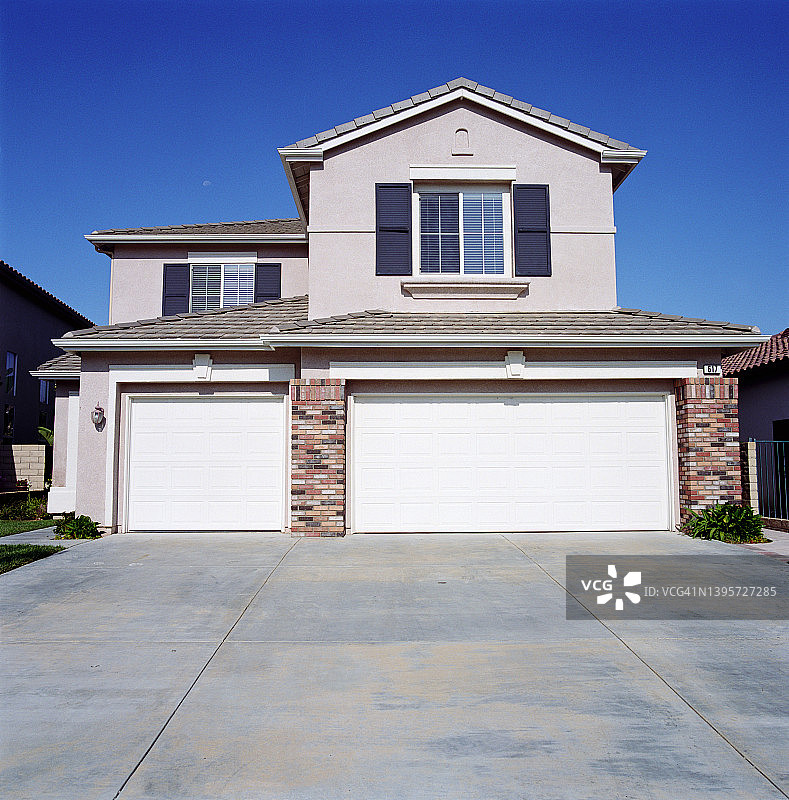 带有车道和车库的房屋图片素材