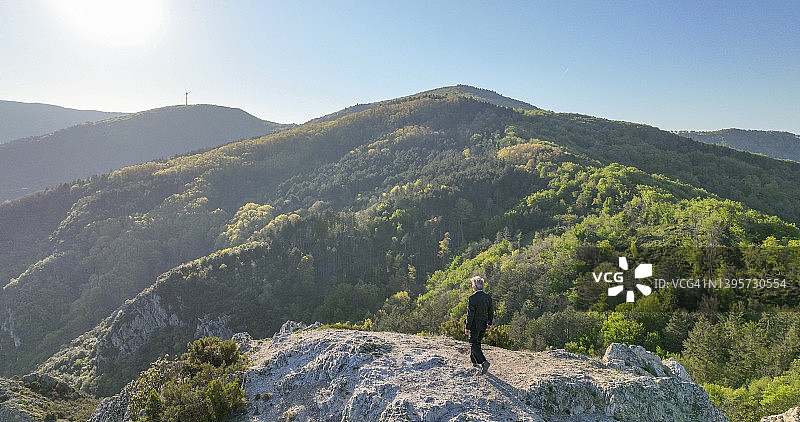 商务男士沿山脊行走鸟瞰图图片素材