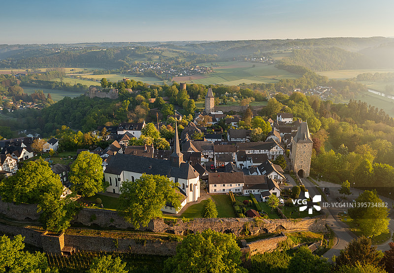 Stadt Blankenberg：锡格河上方的中世纪城镇（日出）图片素材