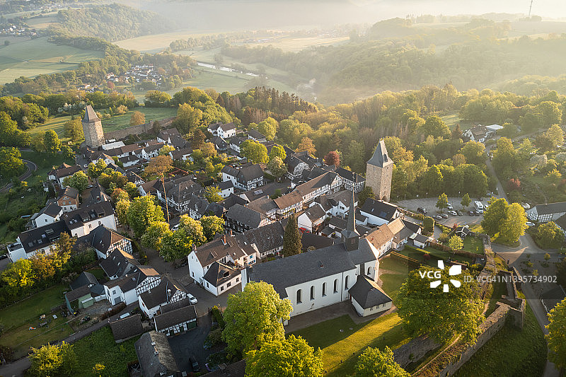 Stadt Blankenberg：锡格河上方的中世纪城镇（日出）图片素材