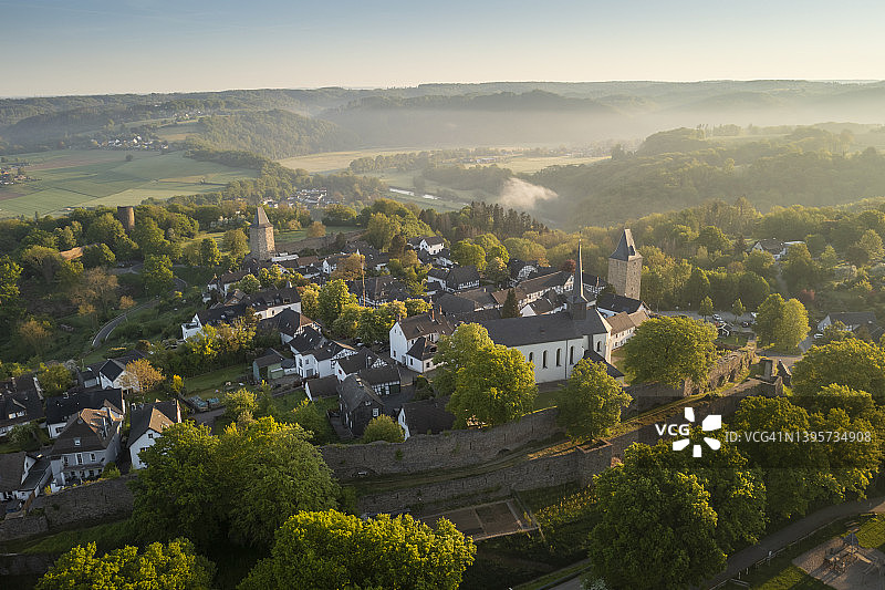 Stadt Blankenberg：锡格河上方的中世纪城镇（日出）图片素材
